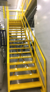 Lagerbuhne-Stahlbaubühne-Treppe-gelb