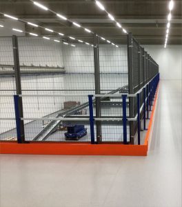 Geländerkonstruktion-Lagerbuhne-gitterwand-orange-NoordrekGmbH